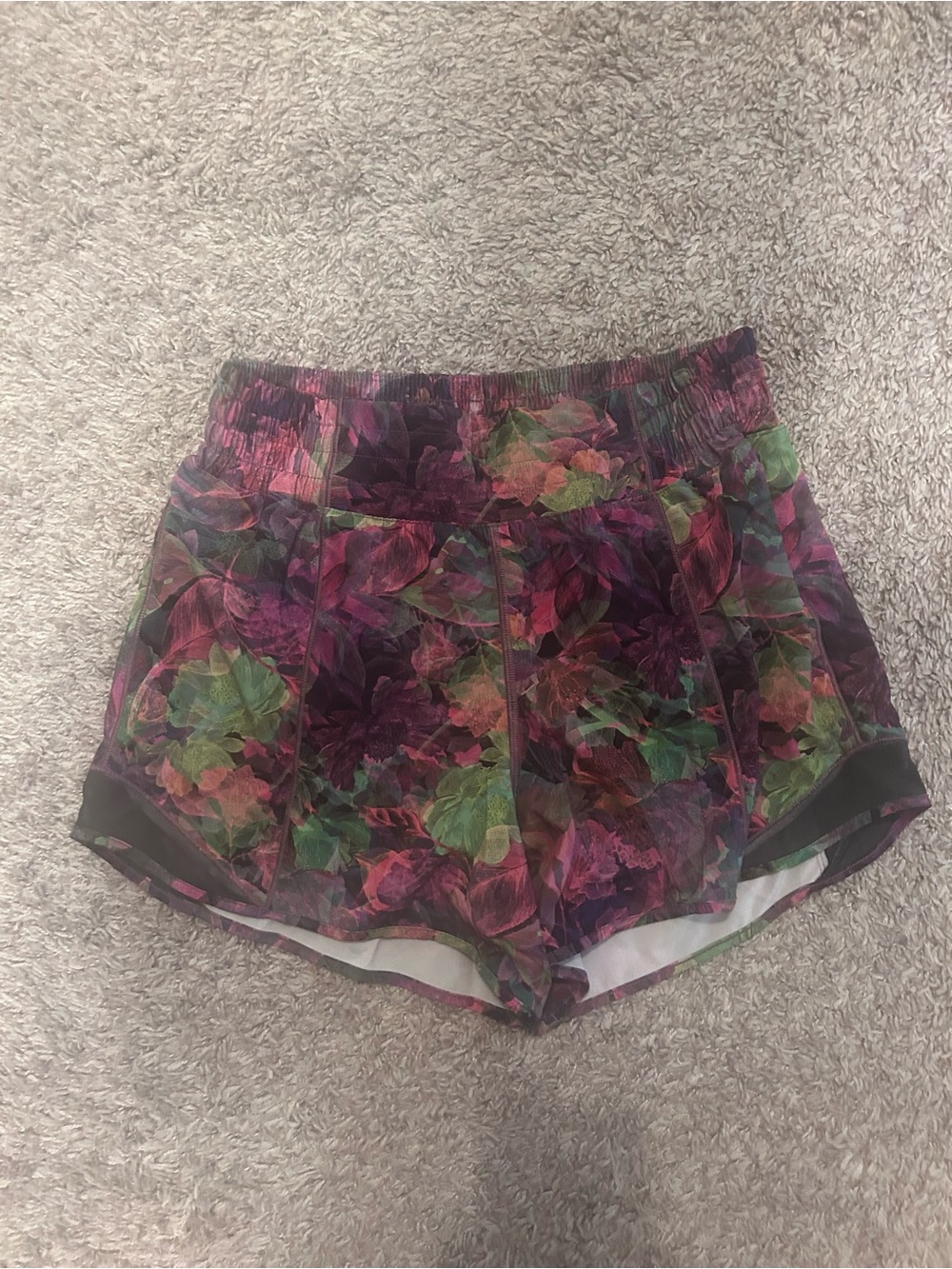 Lululemon Hotty Hot High-Rise Short 4” Size 6
